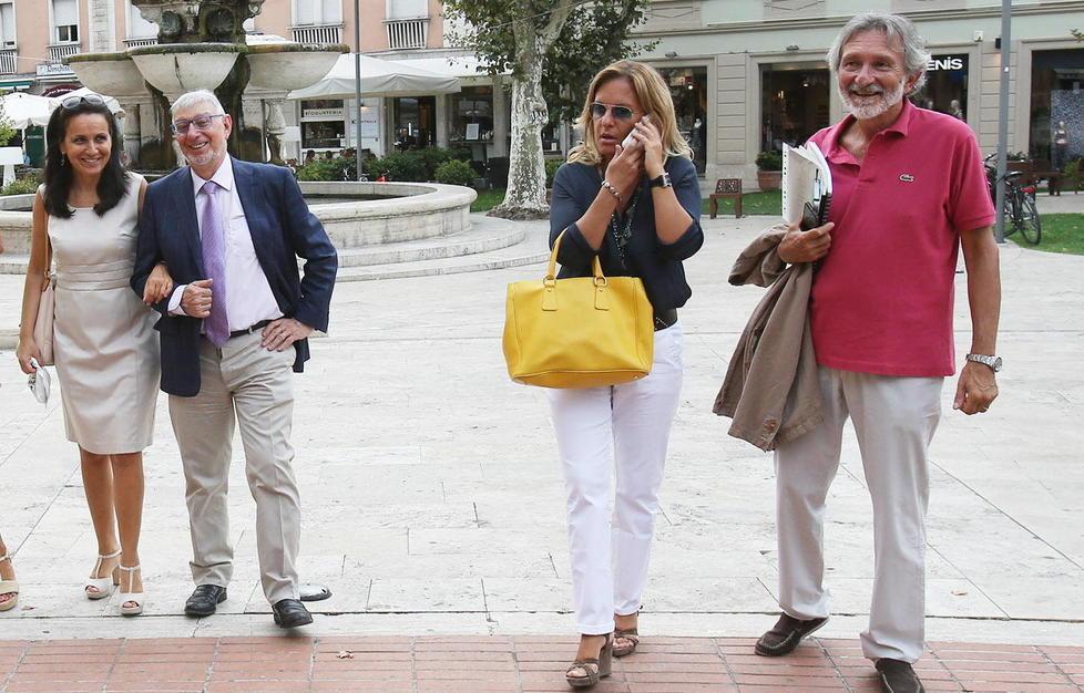 Da sinistra: la consulente Ventura, l’Au Brogioni, l’assessore Fratoni e il sindaco Bellandi a passeggio in città dopo un’assemblea dei soci (Foto Nucci)