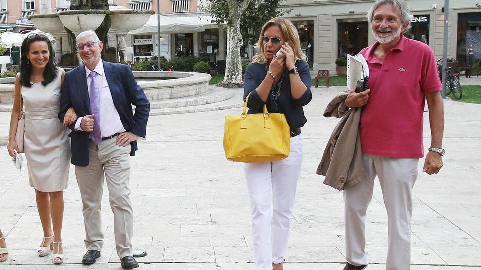 Da sinistra: la consulente Ventura, l’Au Brogioni, l’assessore Fratoni e il sindaco Bellandi a passeggio in città dopo un’assemblea dei soci (Foto Nucci)