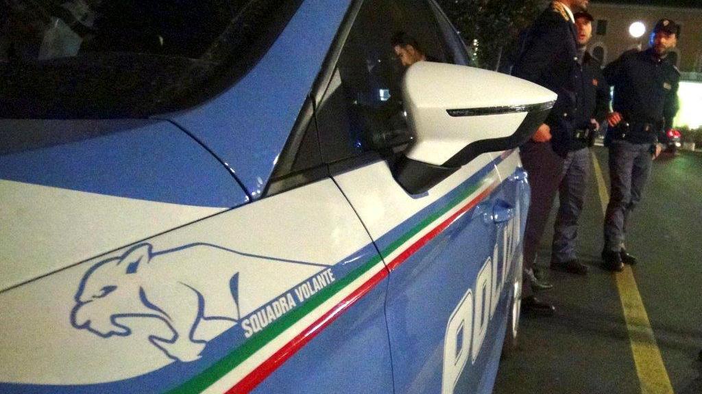 Una volante della polizia all'opera (foto di archivio)
