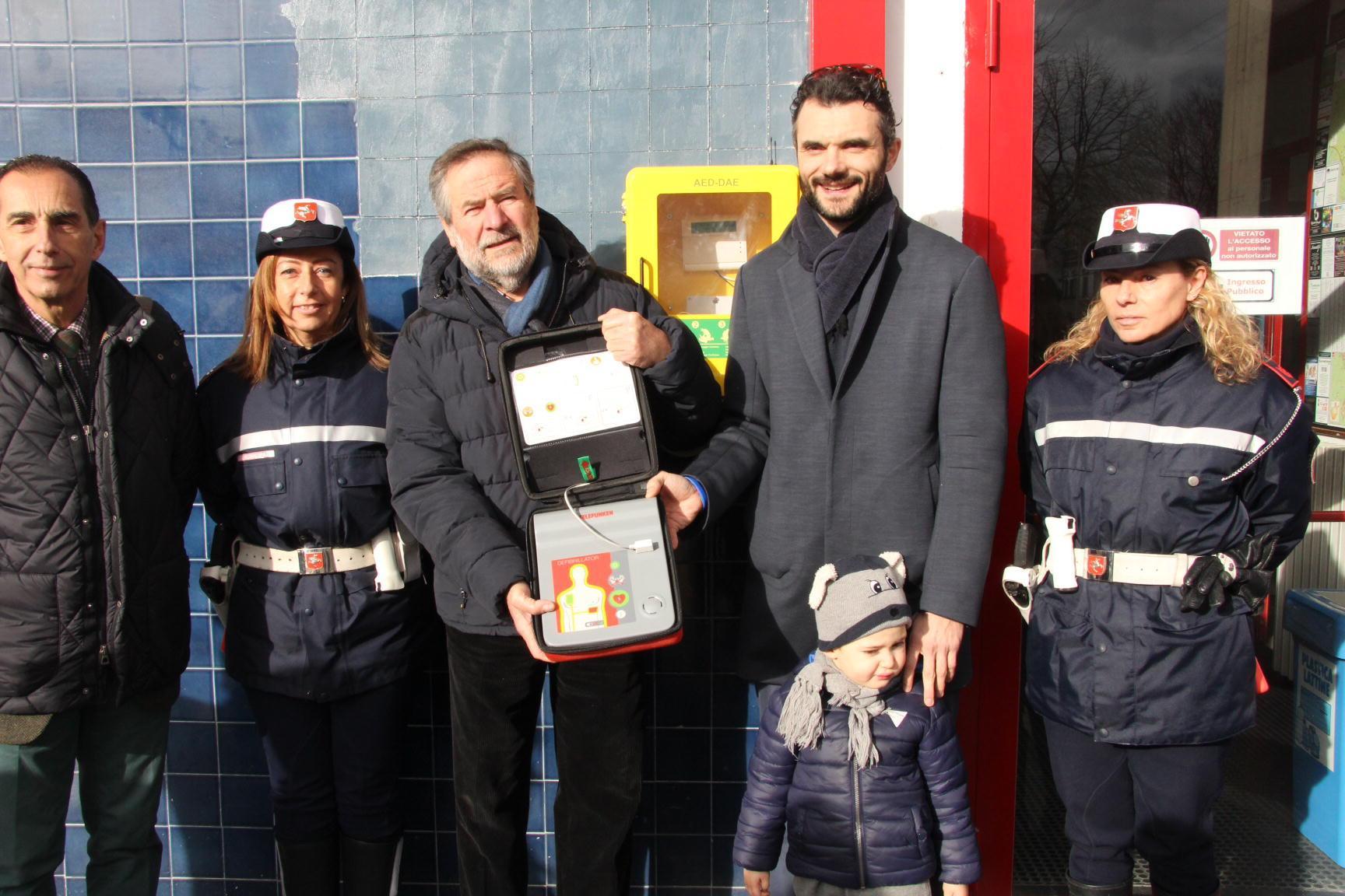 Donato defibrillatore al Comando della Polizia municipale di Prato (foto Batavia)