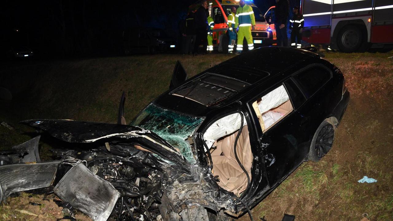 L'auto del giovane finita nel fossato (foto Franco Silvi)