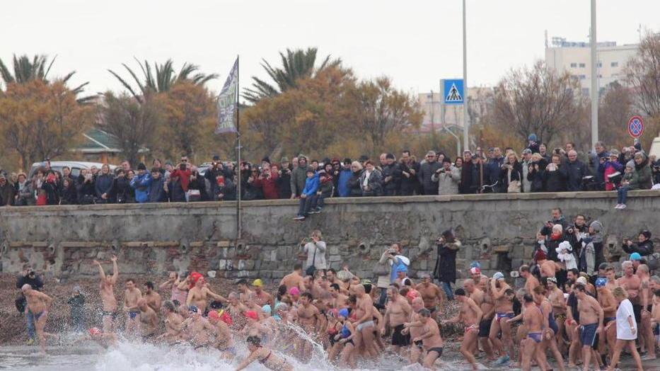 Tuffo di Capodanno per gli alluvionati ai Tre Ponti: «Facciamolo insieme»
