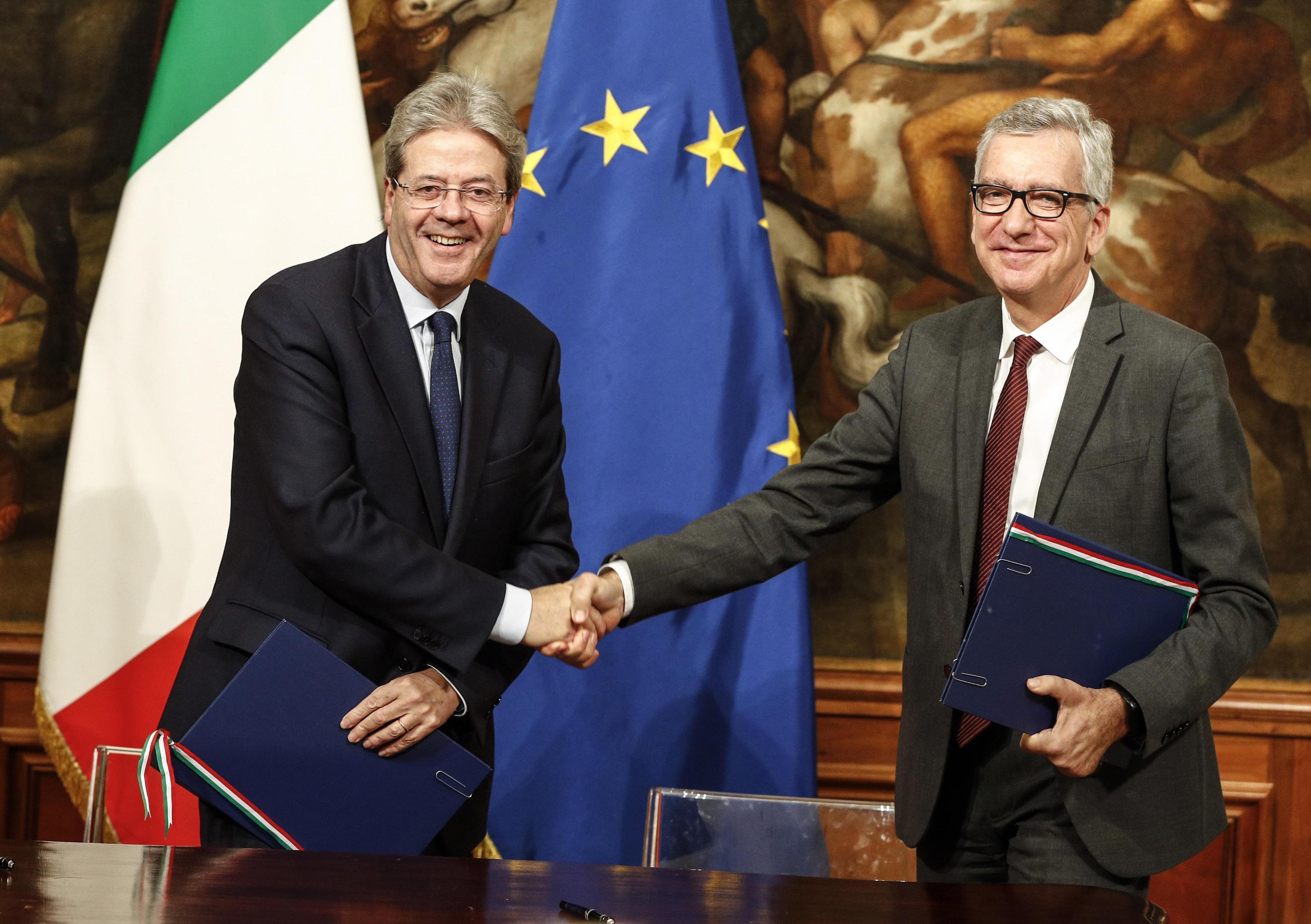 Il premier Paolo Gentiloni con il governatore Francesco Pigliaru