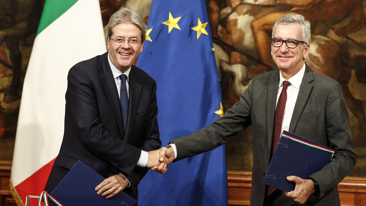 Il premier Paolo Gentiloni con il governatore Francesco Pigliaru