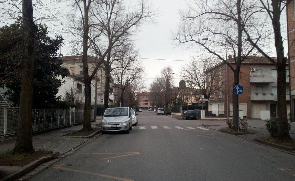 Carpi, sordomuta dorme in auto e viene derubata di notte 