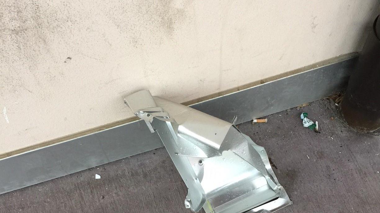 La cassetta delle lettere rotta dai vandali