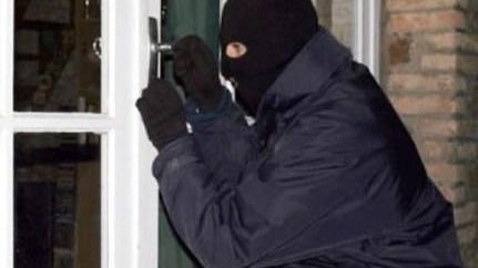 Case nel mirino della banda della Golf grigia