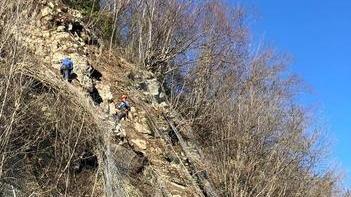 Rocciatori al lavoro anche nella notte per riaprire la Ss 12