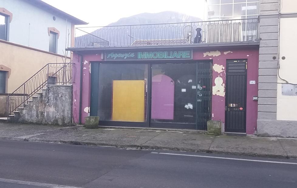 Tante saracinesche giù nel viale dello shopping 