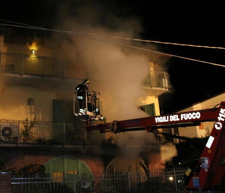 Inagibile la palazzina incendiata