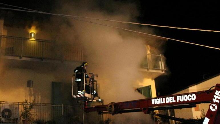 Inagibile la palazzina incendiata