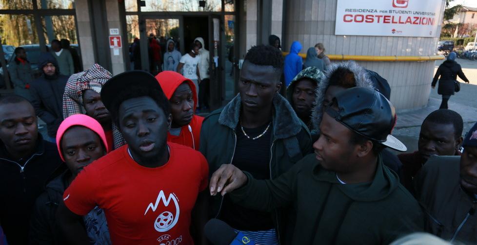 «Poco spazio in stanza» La protesta dei migranti 