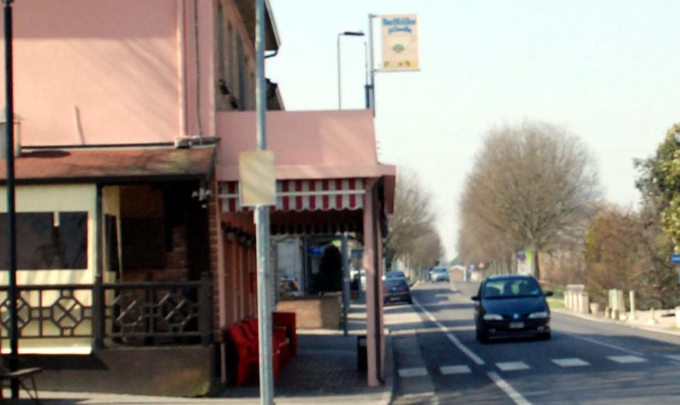 Filo, lancia oggetti e danneggia suppellettili del bar