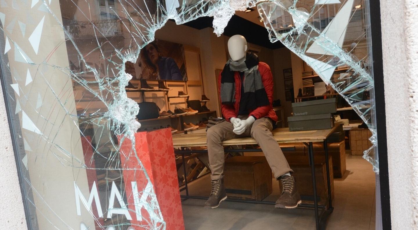 Assalto alla Timberland in piazza Azuni