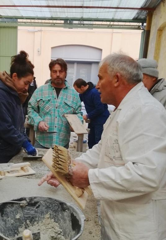 Un calcinaio insegna come si costruisce usando la canapa 