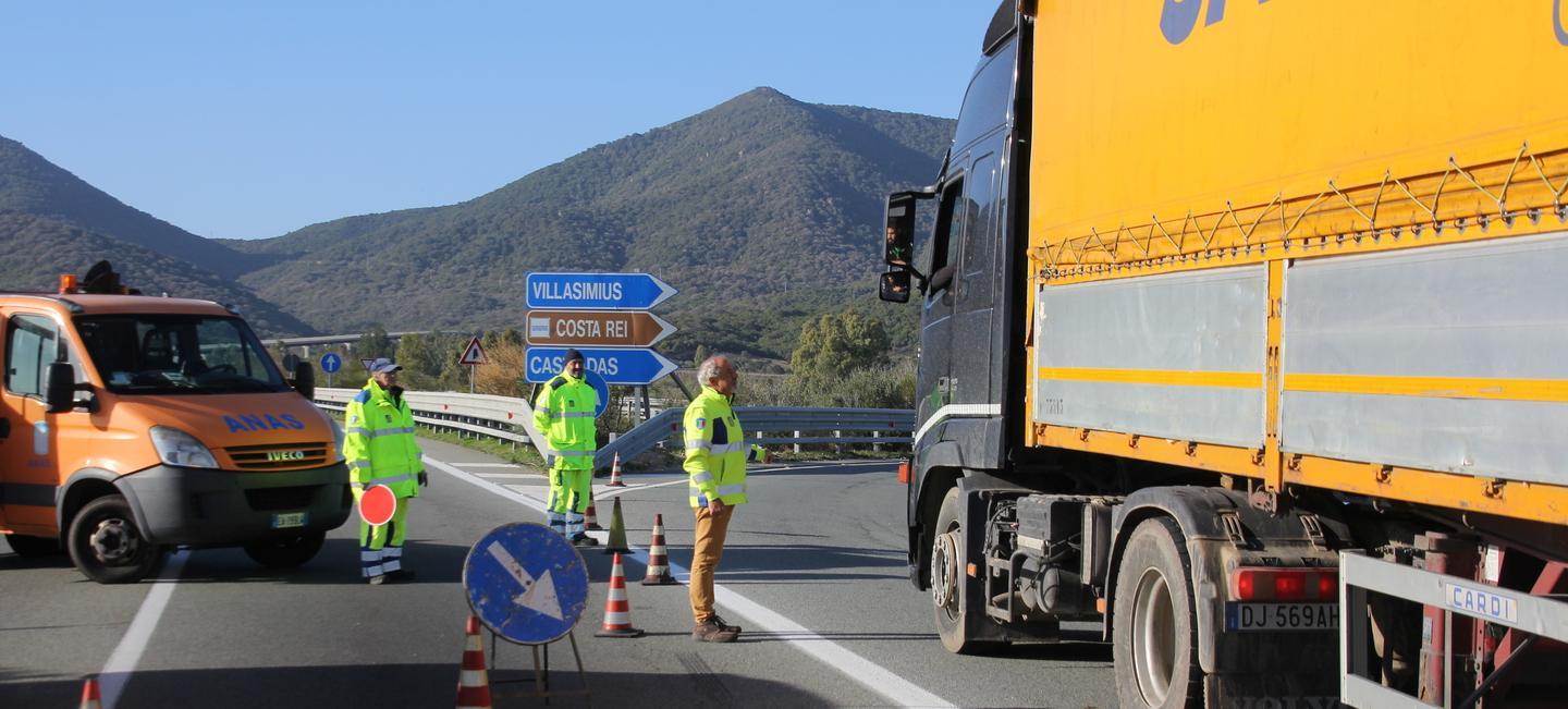 Fallisce l’assalto al blindato Esplosi colpi di kalashnikov 