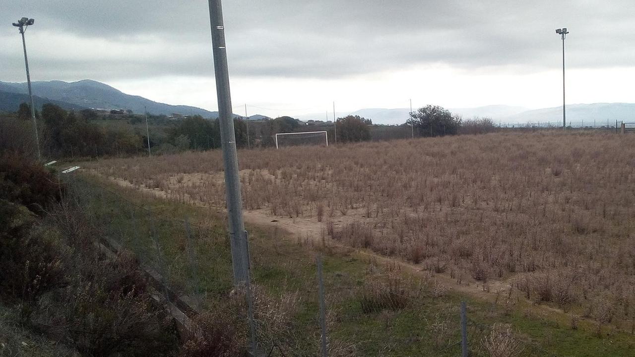 Campo sportivo invaso dalle erbacce