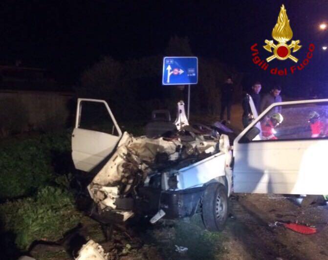 Finiscono contro il guard rail che si infila nell'abitacolo, feriti 3 ragazzi di Siniscola 