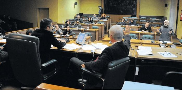 Una seduta del consiglio comunale di Nuoro