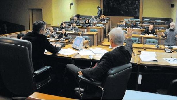 Una seduta del consiglio comunale di Nuoro