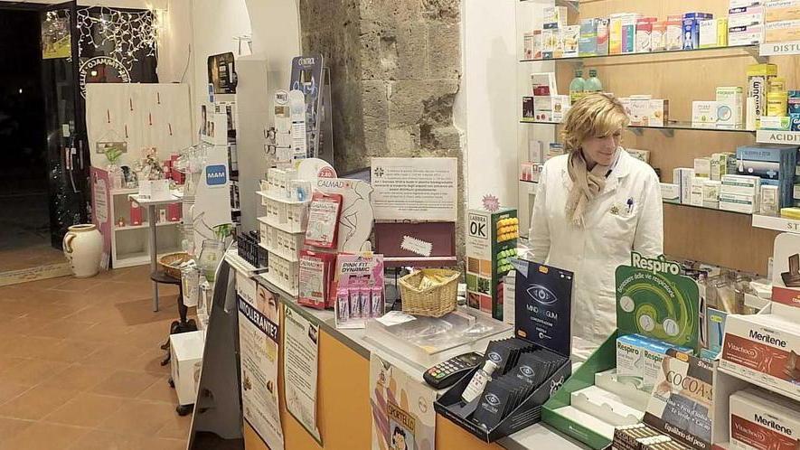 Mariapaola Poli all'interno della sua parafarmacia (foto Fabio Muzzi)