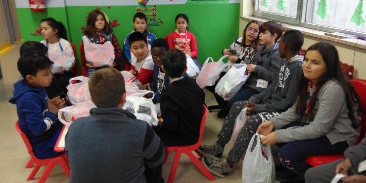 Modena, la scuola colora il Natale di chi è più sfortunato 
