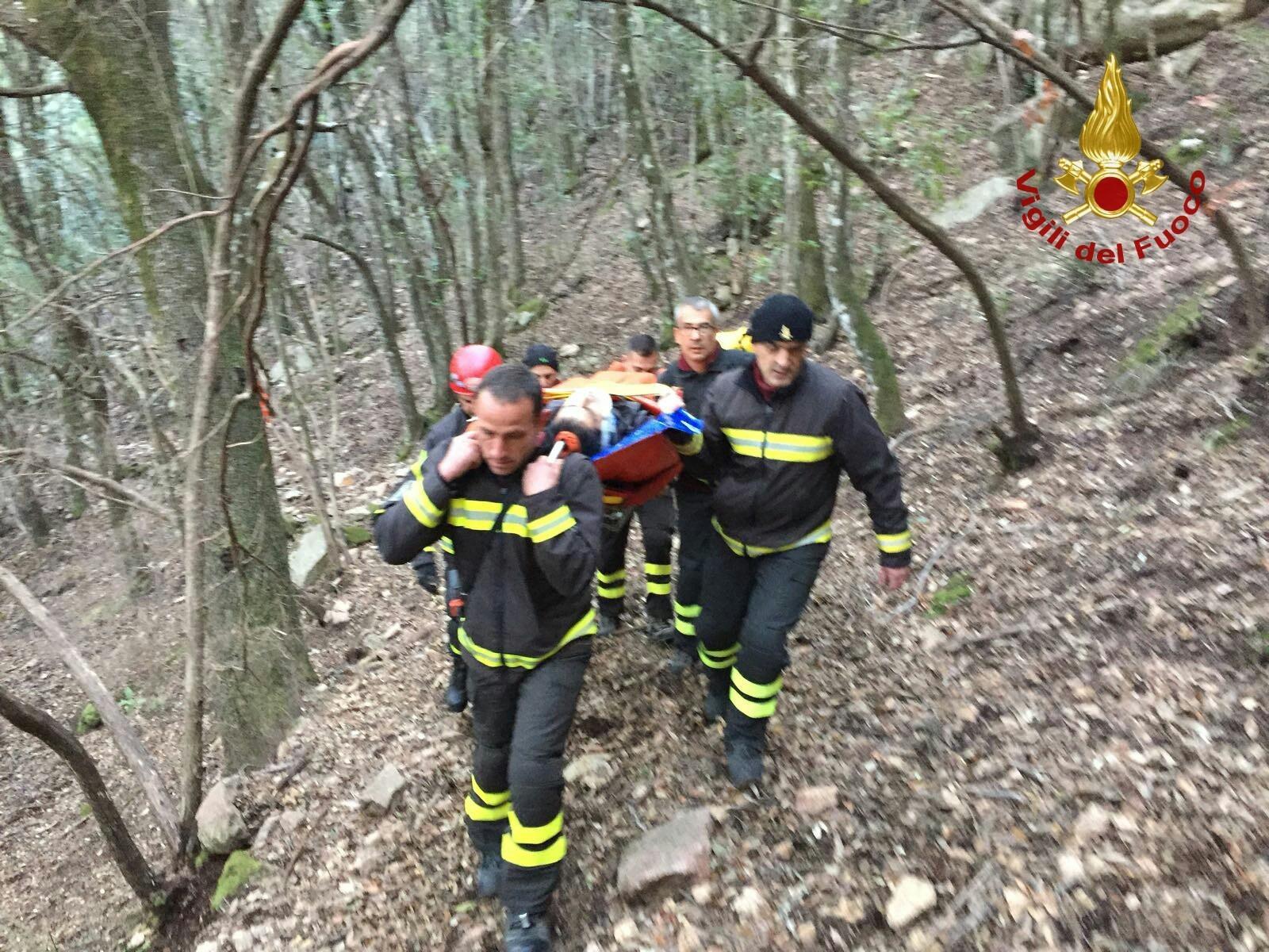 Il recupero dell'uomo precipitato in un dirupo a Burcei