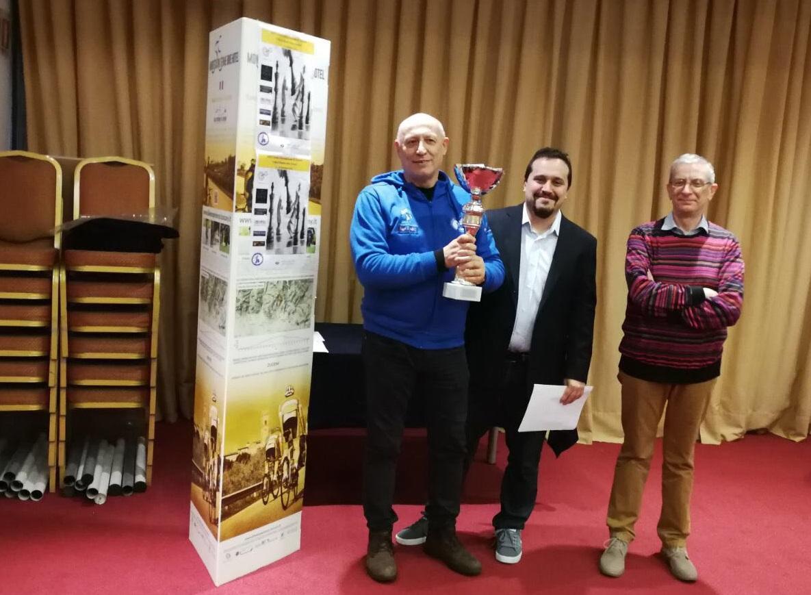 Da sinistra a destra: il vincitore dell'Open B Rodolfo Bigagli, il presidente Andrea Bracali e l'istruttore Pierluigi Passerotti