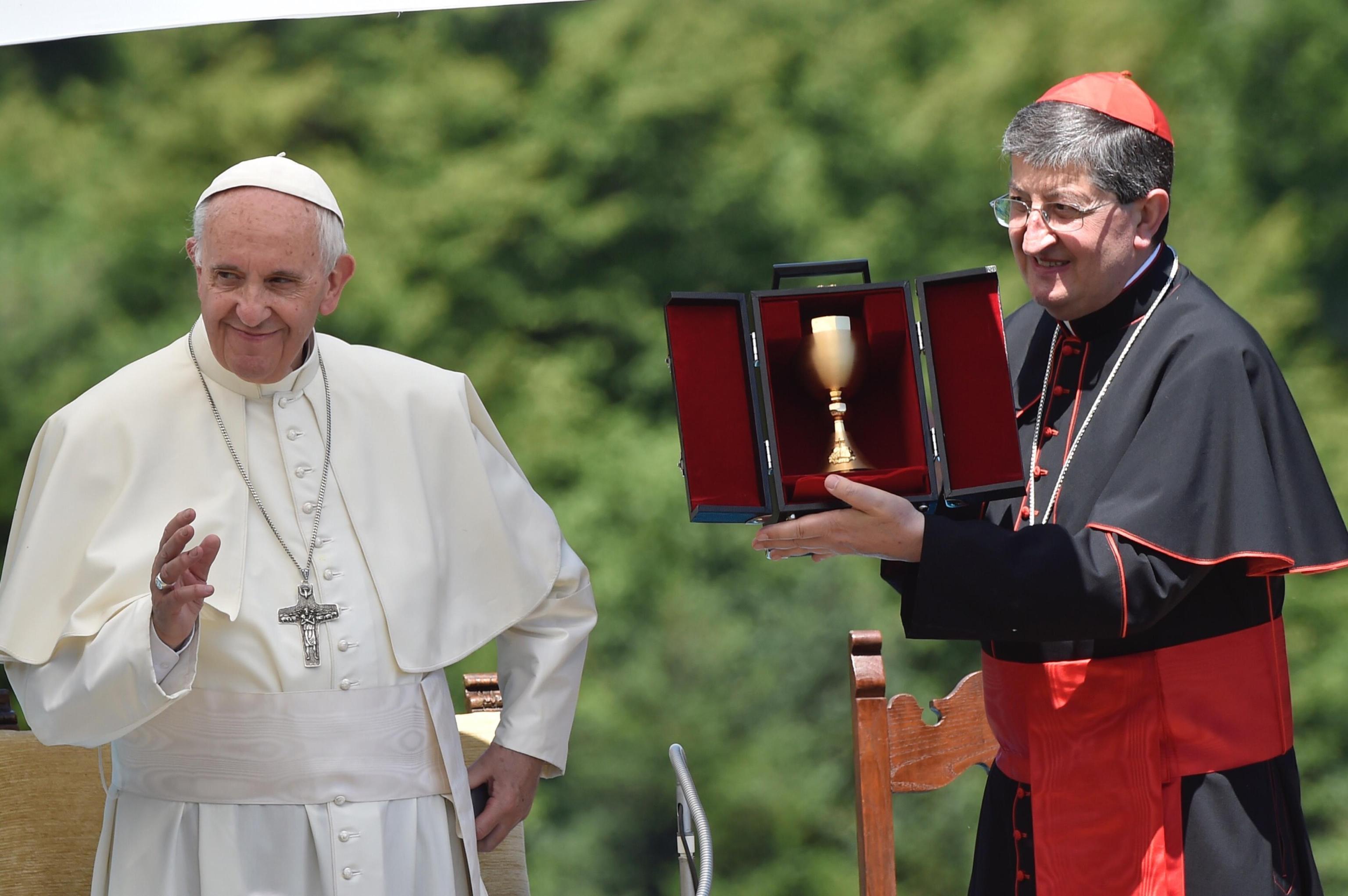 Il cardinal Betori con Papa Francesco (foto Ansa/Maurizio Degl'Innocenti)
