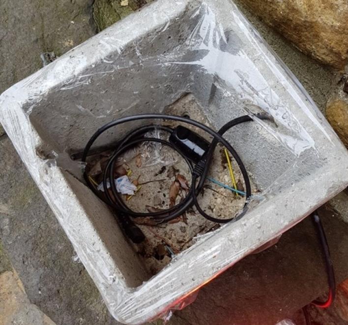 Ladri vandali, via il faro natalizio sotto la telecamera