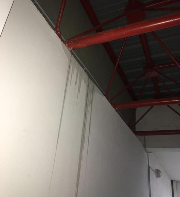 Infiltrazioni al Palagolfo «Poca manutenzione»