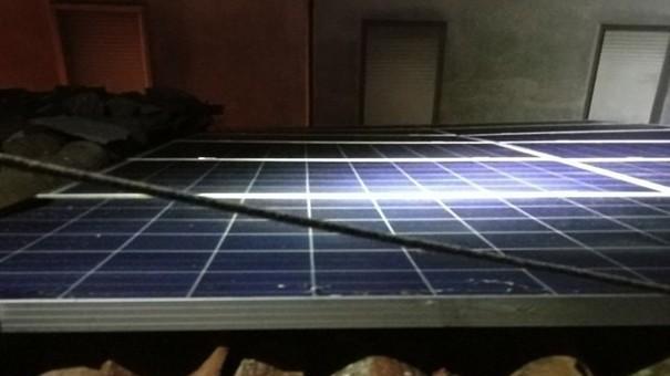 Pannelli fotovoltaici si staccano dal tetto e rischiano di cadere
