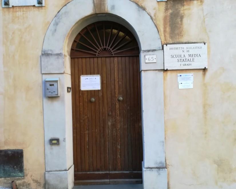 L'ingresso delle scuole medie di Scarlino: da settembre ospiteranno le elementari mentre gli alunni saranno trasferiti a Scarlino Scalo