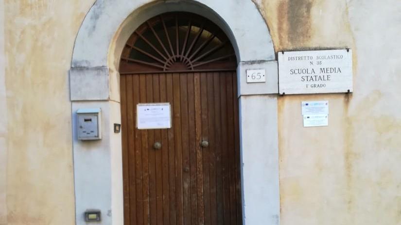 L'ingresso delle scuole medie di Scarlino: da settembre ospiteranno le elementari mentre gli alunni saranno trasferiti a Scarlino Scalo