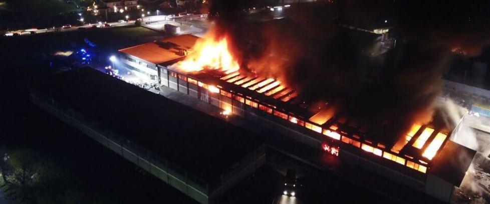 Dopo 44 ore incendio spento al calzaturificio 