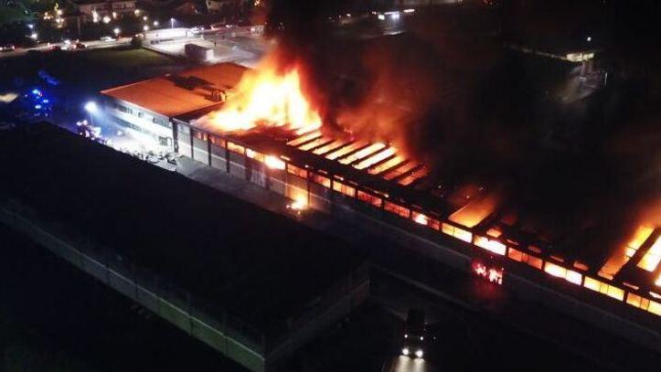 Dopo 44 ore incendio spento al calzaturificio