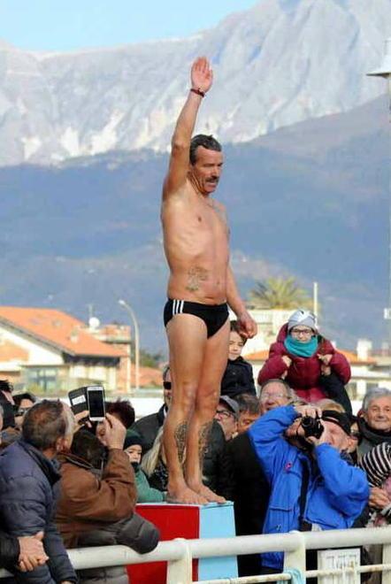 Domattina appuntamento col tuffo del bagnino Michele