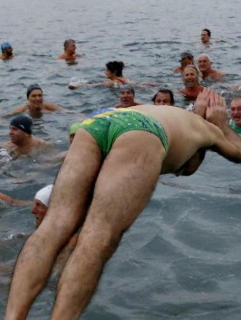Doppio tuffo di Capodanno tra festa e solidarietà con i calendari dei bimbi motosi 