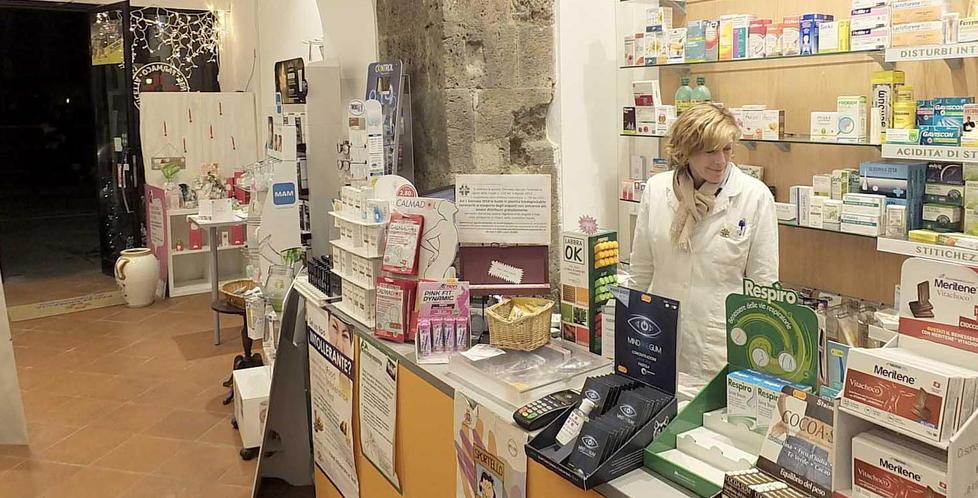 Blocca il rapinatore e lo fa arrestare 