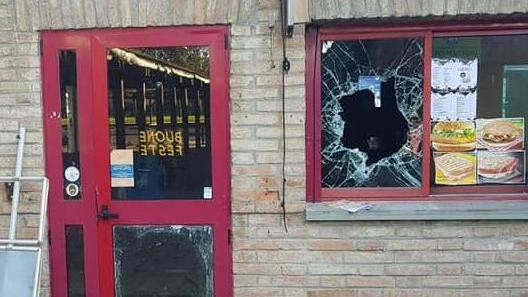 Vandalismi al bar dell’Ovest
