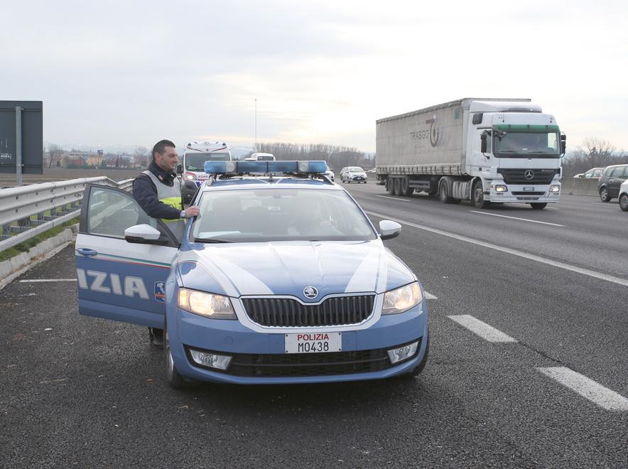 Incidente in autostrada, muore a 21 anni 