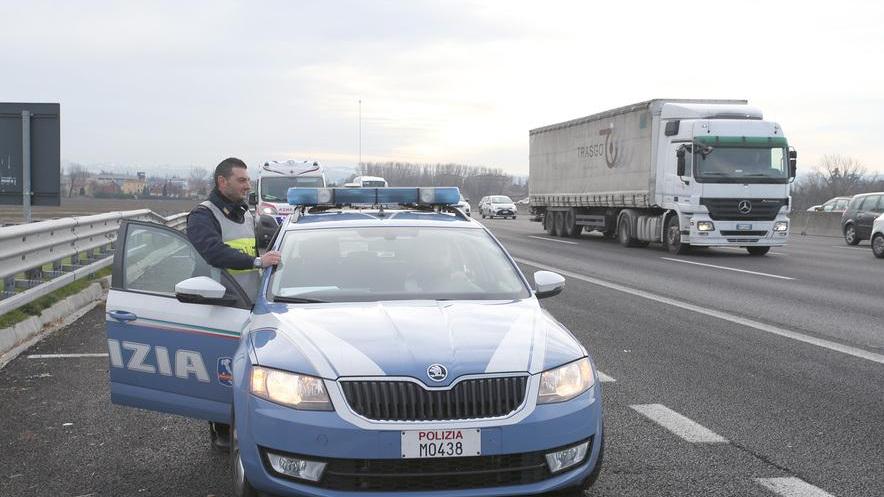 Incidente in autostrada, muore a 21 anni
