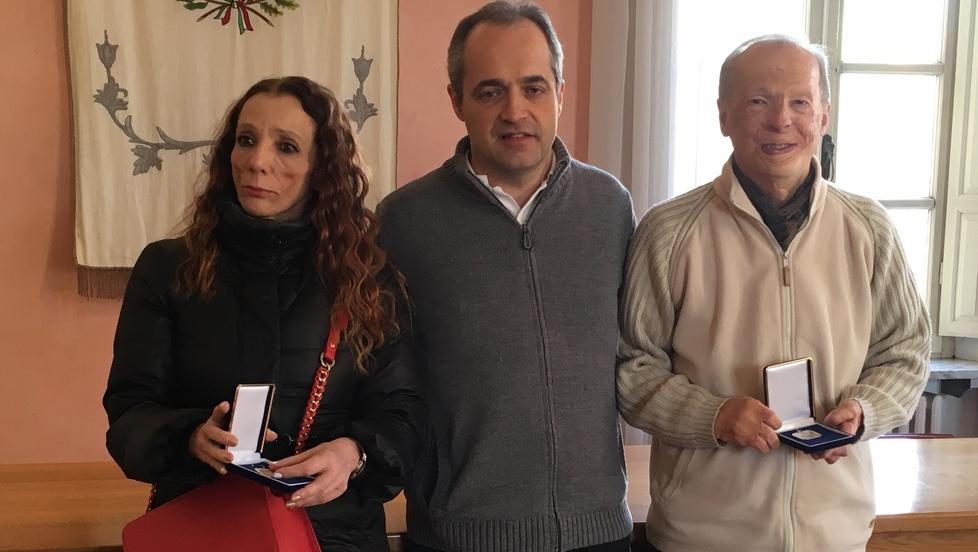 Il sindaco saluta due dipendenti 