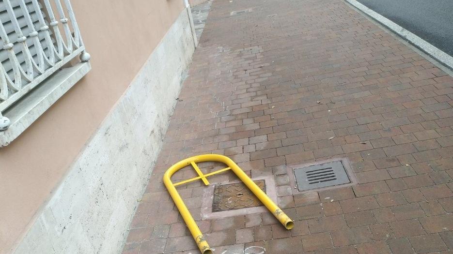Sradicati i paletti della nuova ciclabile