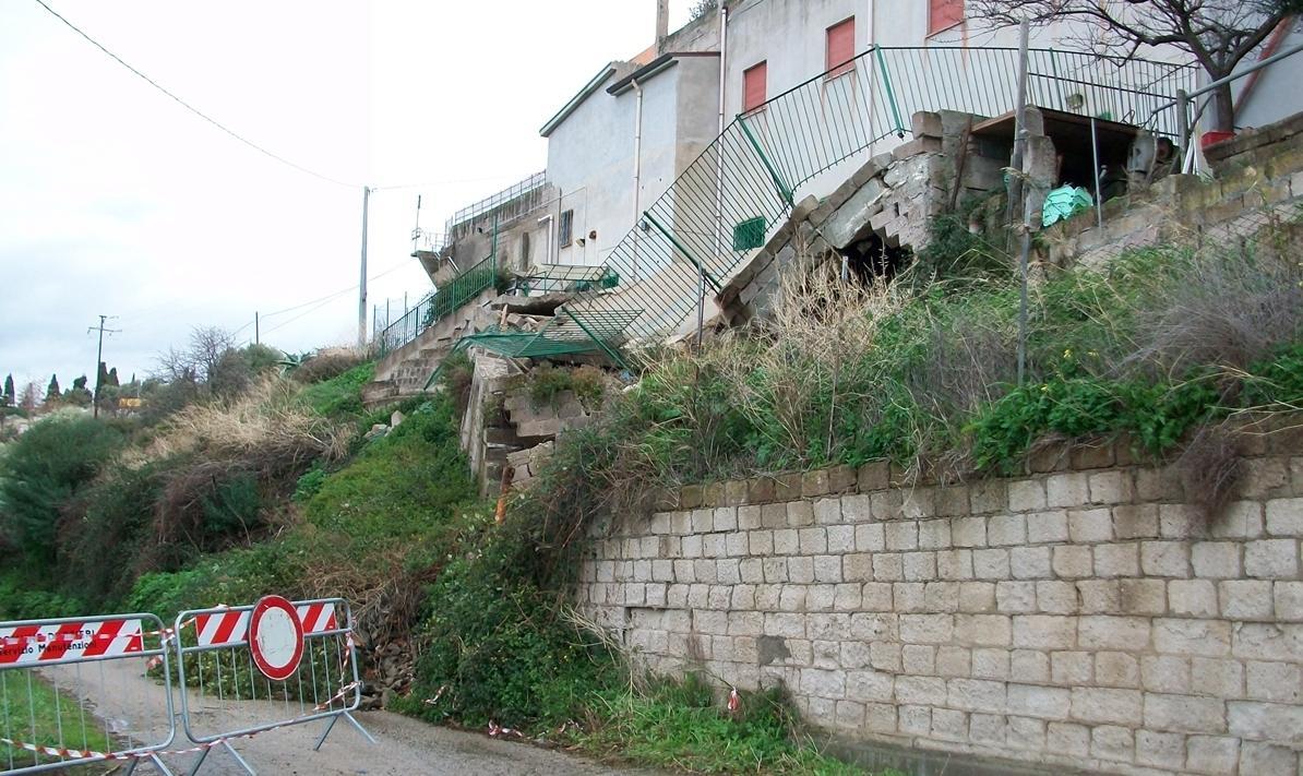 Crolla anche un piazzale nella via Sos Ortos
