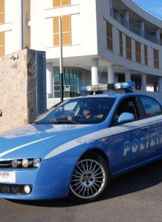 Marijuana in valigia, caccia al destinatario del carico di 5 chili 
