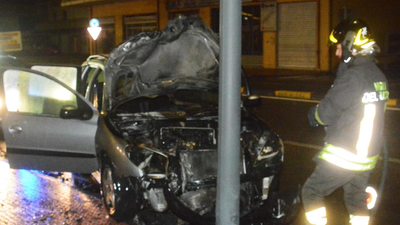 Fumo dal cofano: con l’auto sul palo