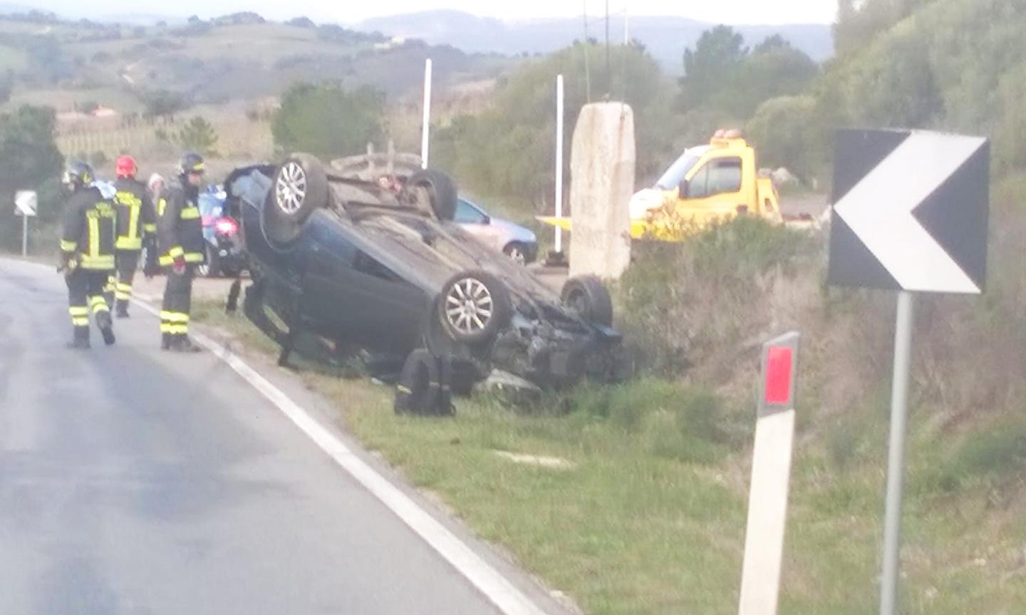 Auto si ribalta, illeso il conducente
