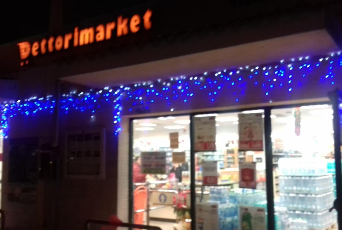 Tre ladri saccheggiano il Dettori market