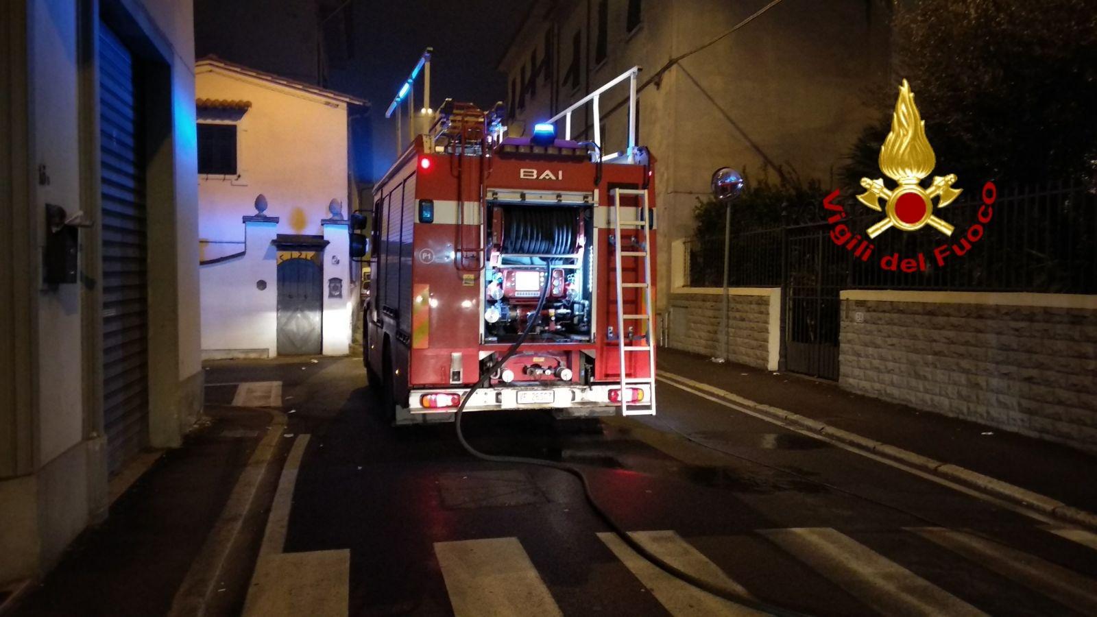L'intervento dei vigili del fuoco in via Carradori